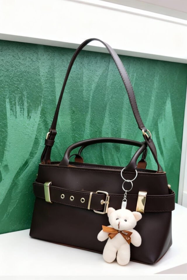 Peluş Ayı Charmlı Kadın Omuz Çantası – Siyah Suni Deri & Peluş Ayıcık Detaylı Gri