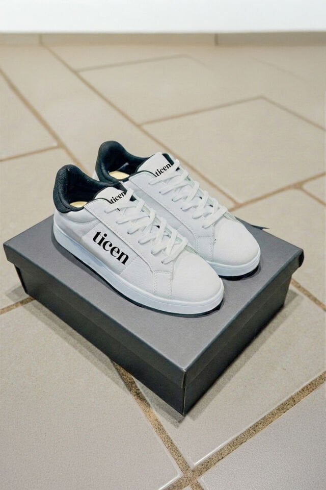 Beyaz Erkek/Kadın Sneaker Ayakkabı – Siyah Topuk Detaylı, Günlük & Şehir Stili