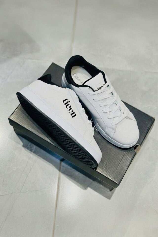 Beyaz Erkek/Kadın Sneaker Ayakkabı – Siyah Topuk Detaylı, Günlük & Şehir Stili