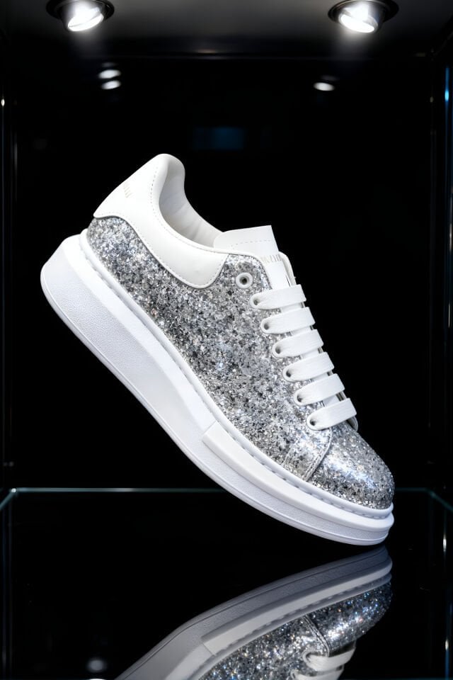 Simli Gümüş Kadın Sneaker Ayakkabı – Kalın Taban, Şık & Modern Tasarım