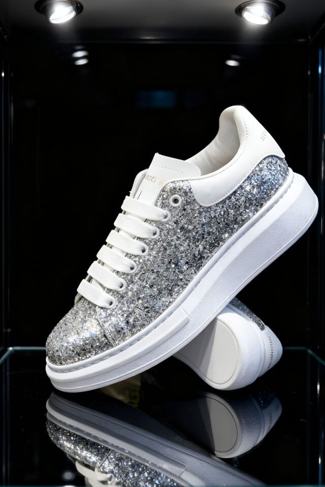 Simli Gümüş Kadın Sneaker Ayakkabı – Kalın Taban, Şık & Modern Tasarım