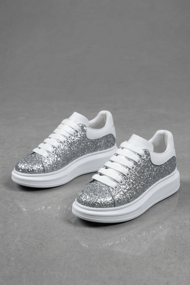 Simli Gümüş Kadın Sneaker Ayakkabı – Kalın Taban, Şık & Modern Tasarım