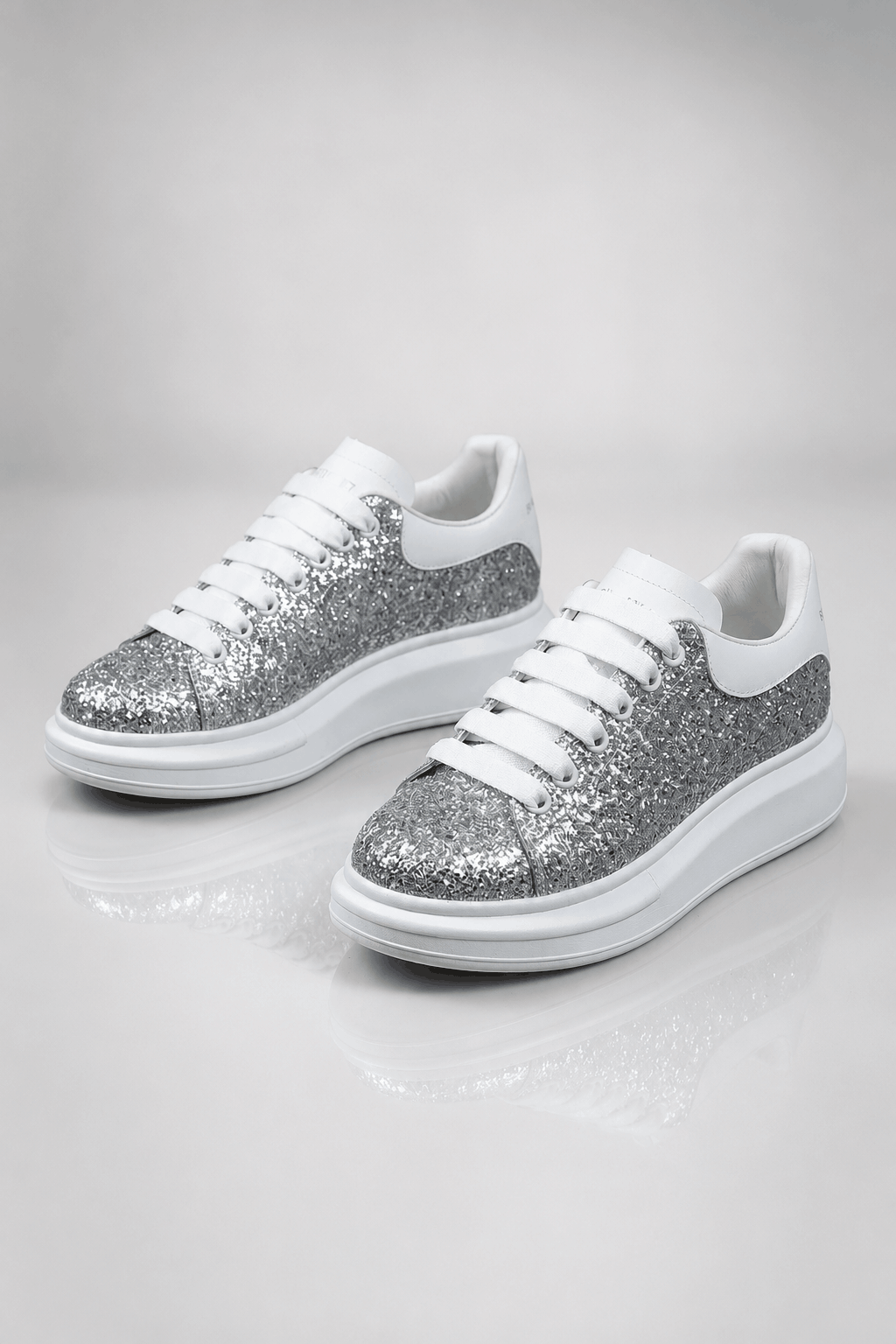Simli Gümüş Kadın Sneaker Ayakkabı – Kalın Taban, Şık & Modern Tasarım