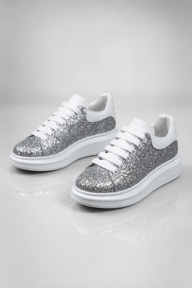 Simli Gümüş Kadın Sneaker Ayakkabı – Kalın Taban, Şık & Modern Tasarım