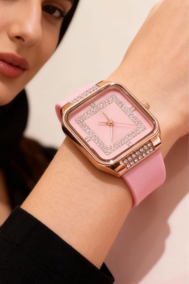 Taşlı Kare Kasa Pembe Kadın Kol Saati – Rose Gold Detaylı, Lüks Silikon Kordon