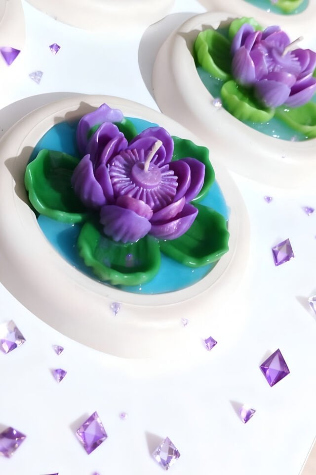 Mor Lotus Çiçek Mum – El Yapımı Dekoratif Aromatik Mum