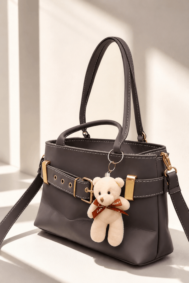 Peluş Ayı Charmlı Kadın Omuz Çantası – Gri Deri & Peluş Ayıcık Detaylı