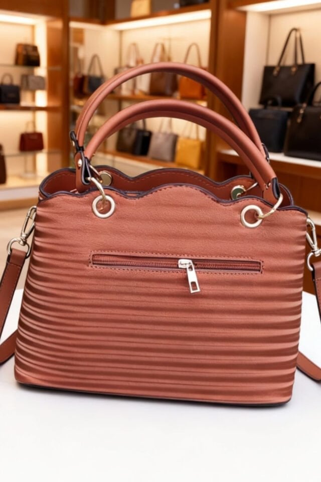 Modern Dalga Desenli Taba Renk Kadın El ve Omuz Çantası – Altın Kalp Aksesuarlı