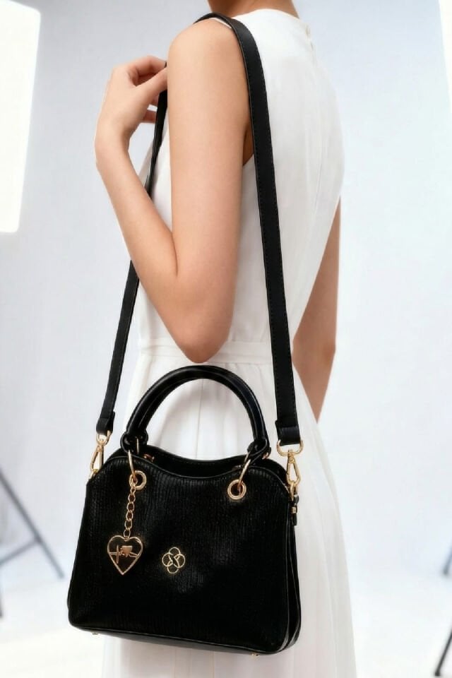 Siyah Kumaş Dokulu Kadın El ve Omuz Çantası – Altın Kalp Aksesuar Detaylı Şık Tasarım