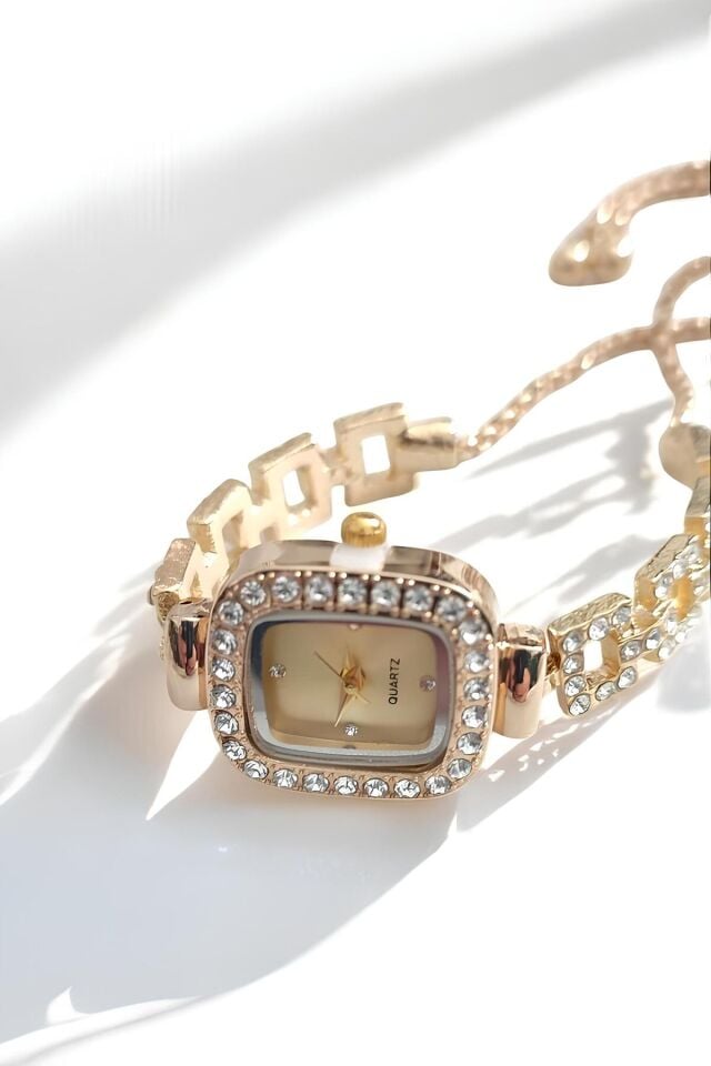 Lüks Taşlı Kadın Aksesuar Seti – Altın Kaplama Renk Saat, Bileklik ve Küpe Takımı