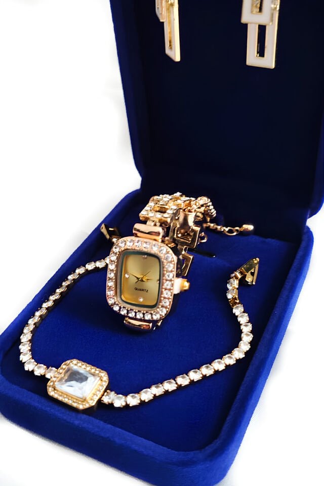 Lüks Taşlı Kadın Aksesuar Seti – Altın Kaplama Renk Saat, Bileklik ve Küpe Takımı